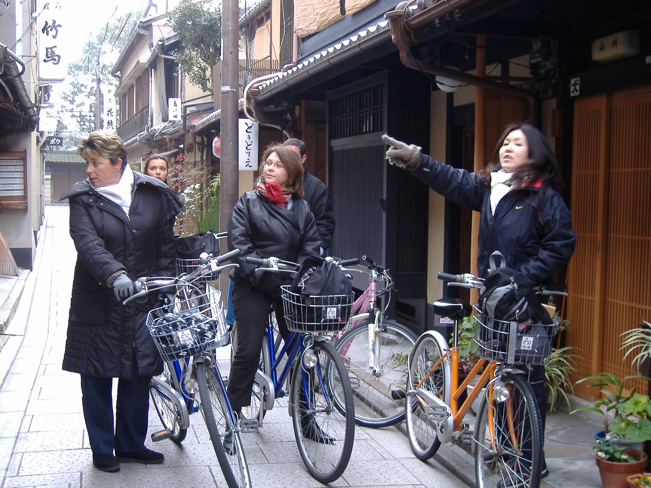 Real Kyoto Back Street Guided Cycling Tour: Miyagawacho, Gion area, Yasaka Shrine, and Heian-jingu S